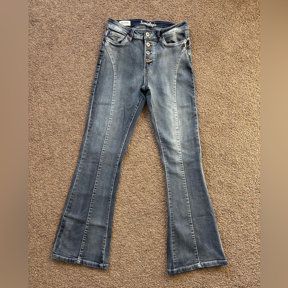 🌸3/$14🌸 Mid Rise Flare Jeans with Front Seam